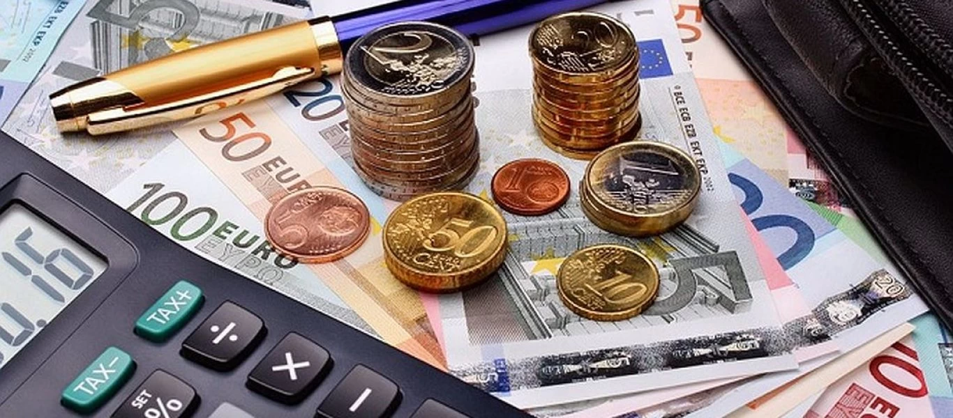 Φορολογικές υποχρεώσεις: Όσα έχουμε να πληρώσουμε μέχρι τον Απρίλιο - Οι μειώσεις φόρων που «έρχονται»